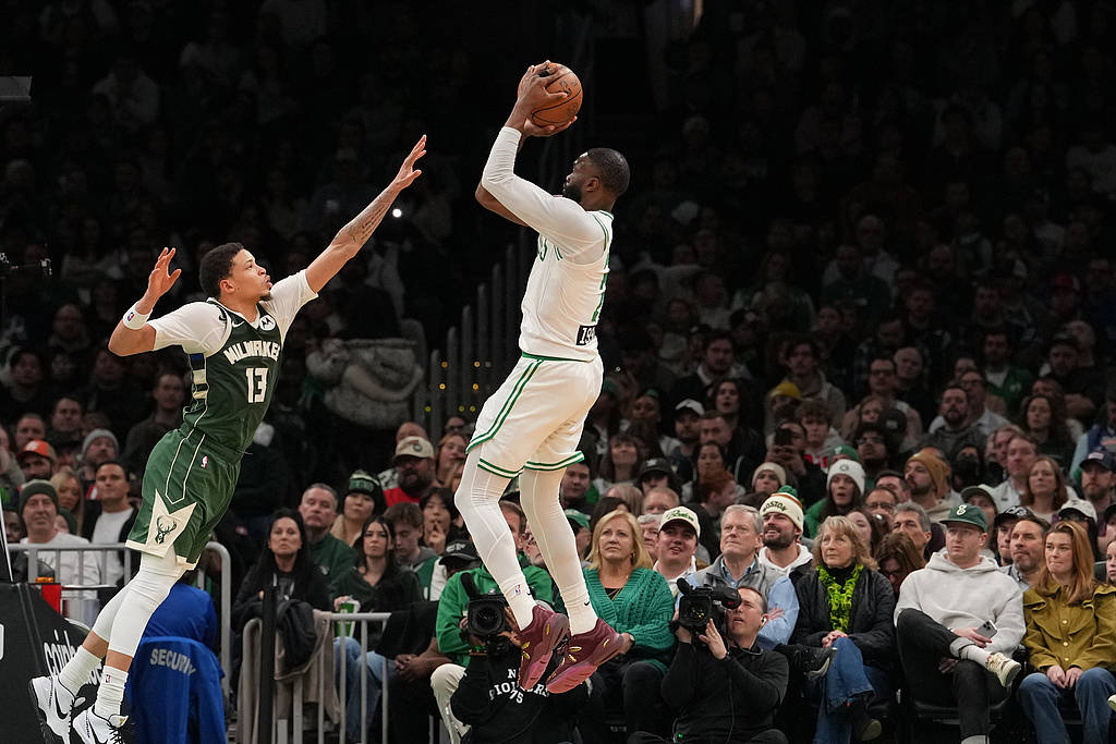 布朗30+13罗林斯25分 凯尔特人大胜雄鹿